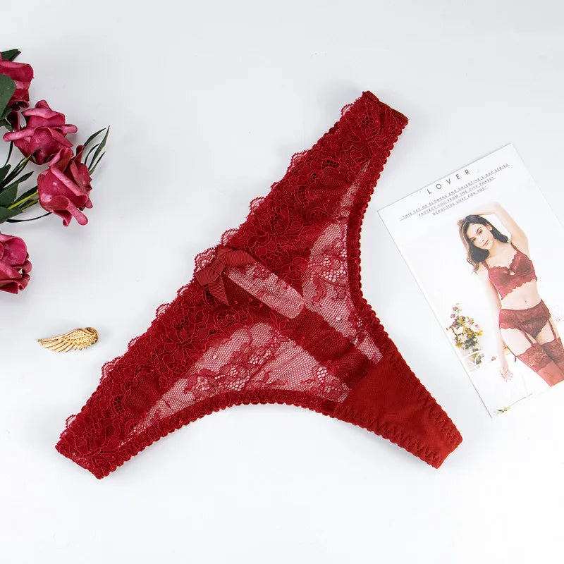 String sexy en dentelle avec un nœud.