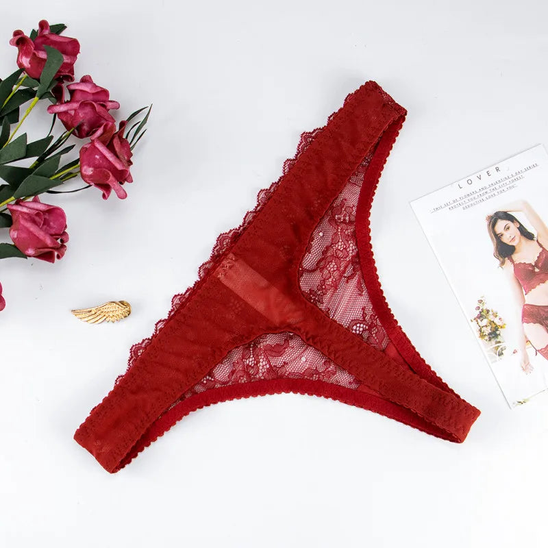 String sexy en dentelle avec un nœud.