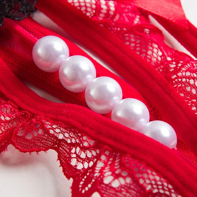 String avec découpe orné de perles
