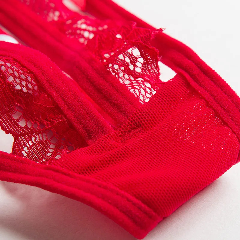 String avec découpe orné de perles