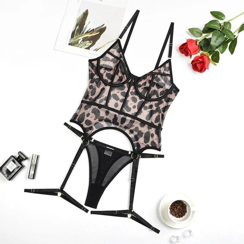Ensemble de lingerie avec un corset à bretelles amovibles associé à un porte-jarretelles.