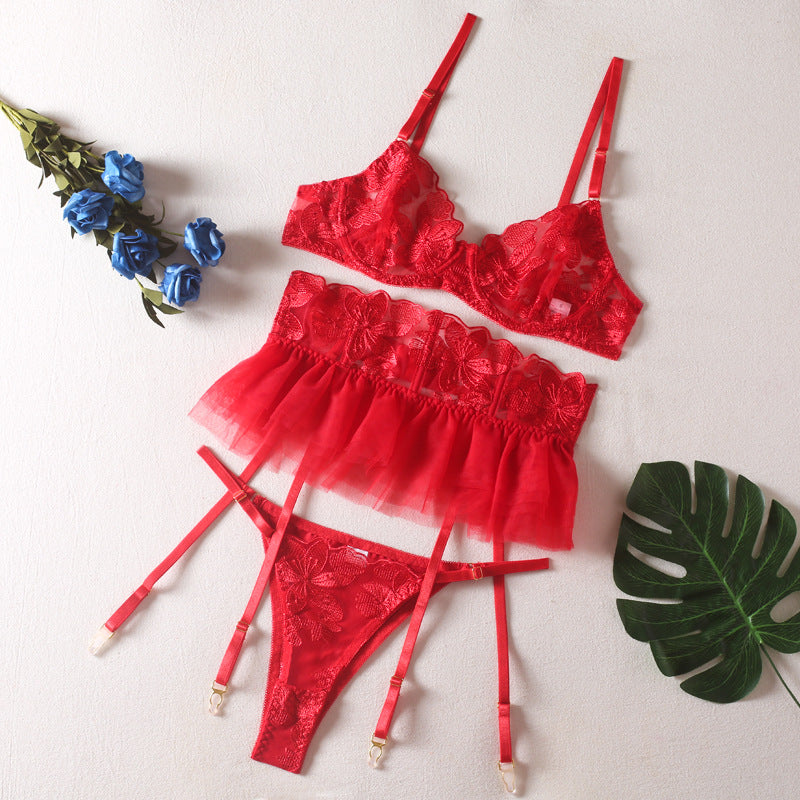 Lingerie set with adjustable elements