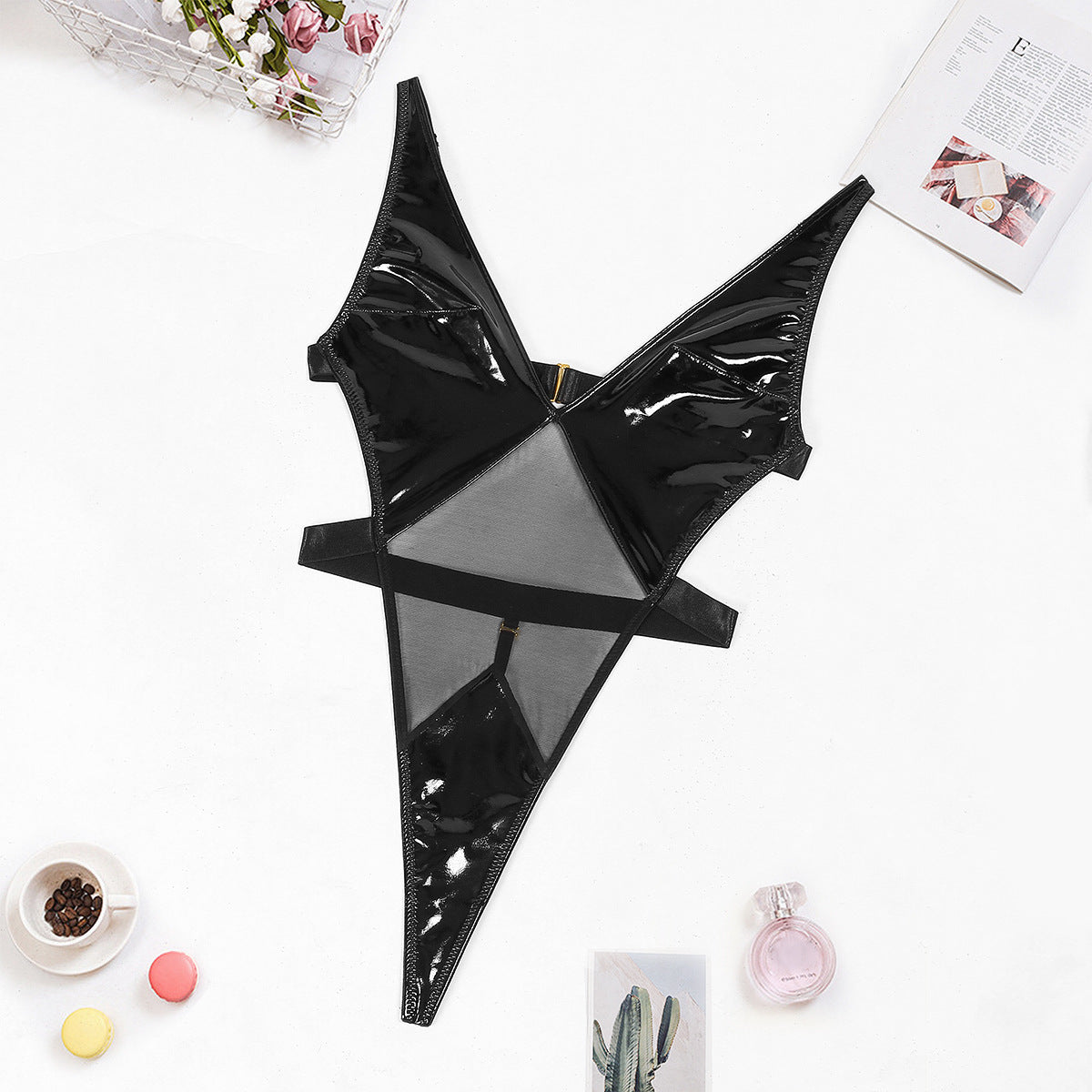 Body en latex avec des inserts en résille sur le ventre