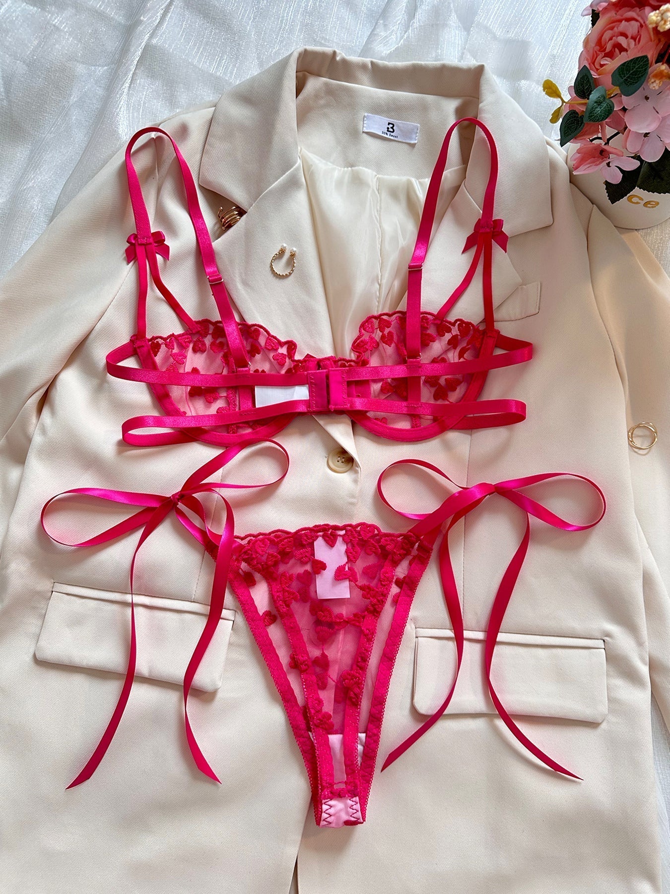 Lingerie set with thongs on the hips