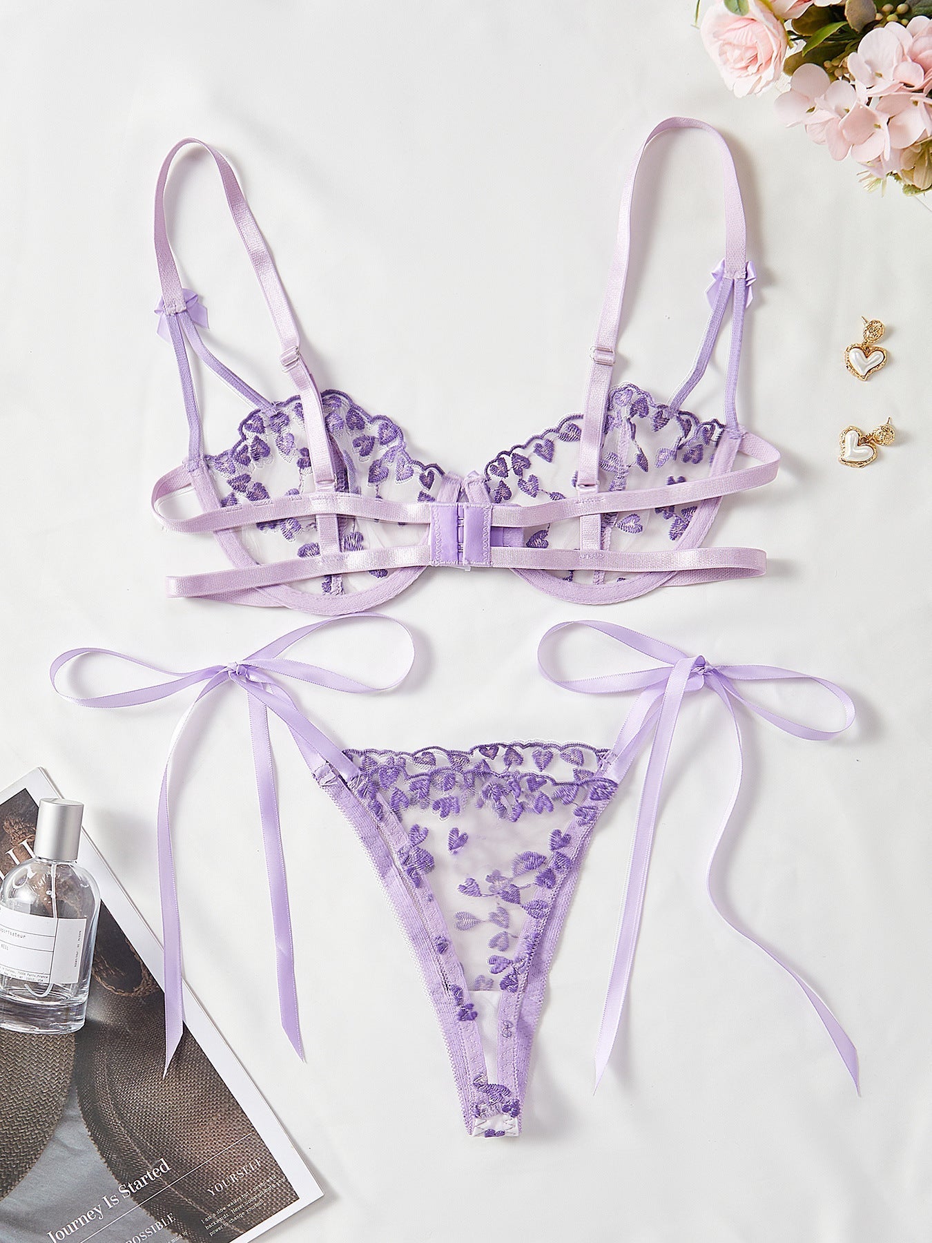 Lingerie set with thongs on the hips