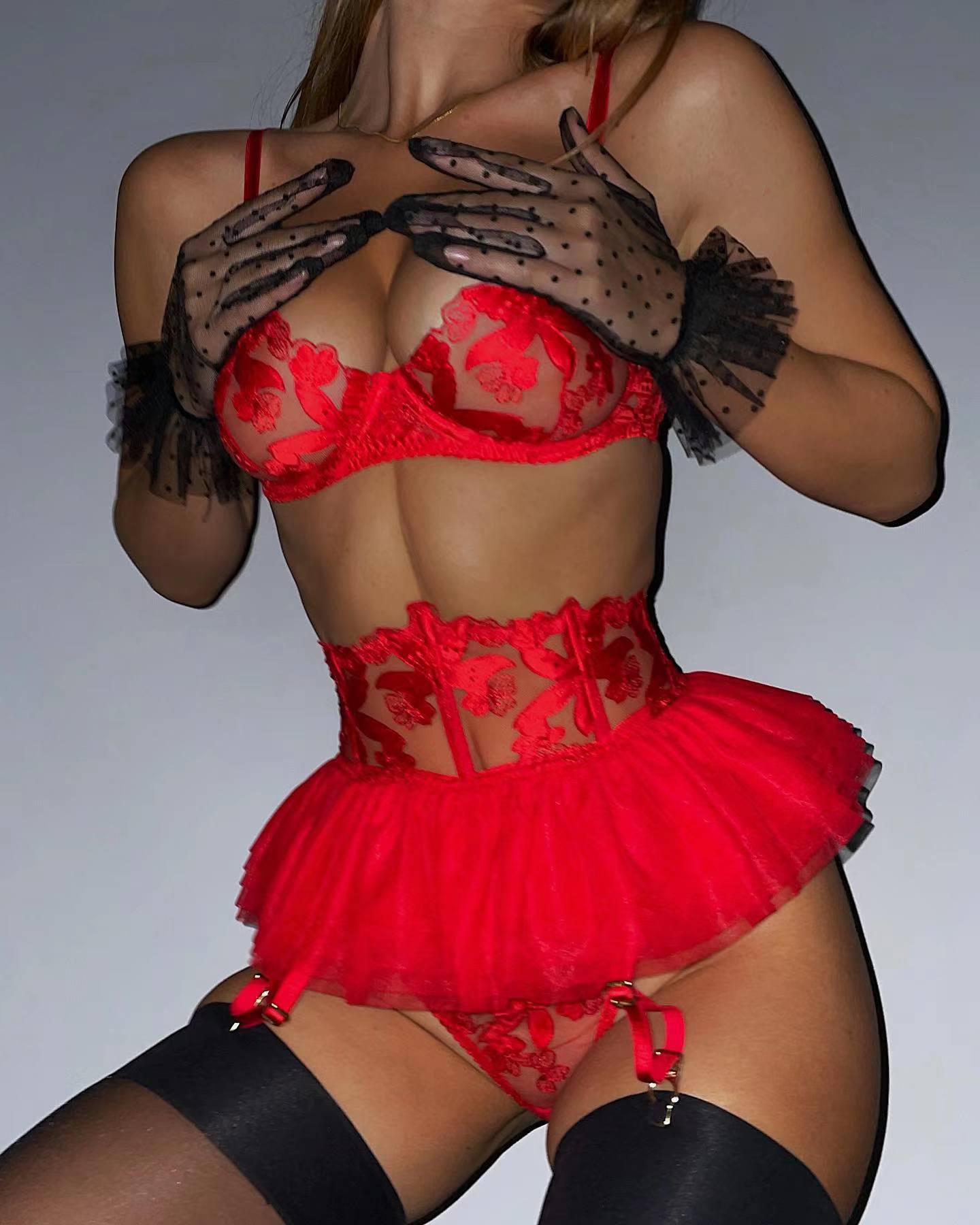 Lingerie set with adjustable elements