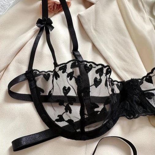 Lingerie set with thongs on the hips