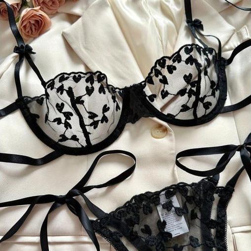 Lingerie set with thongs on the hips