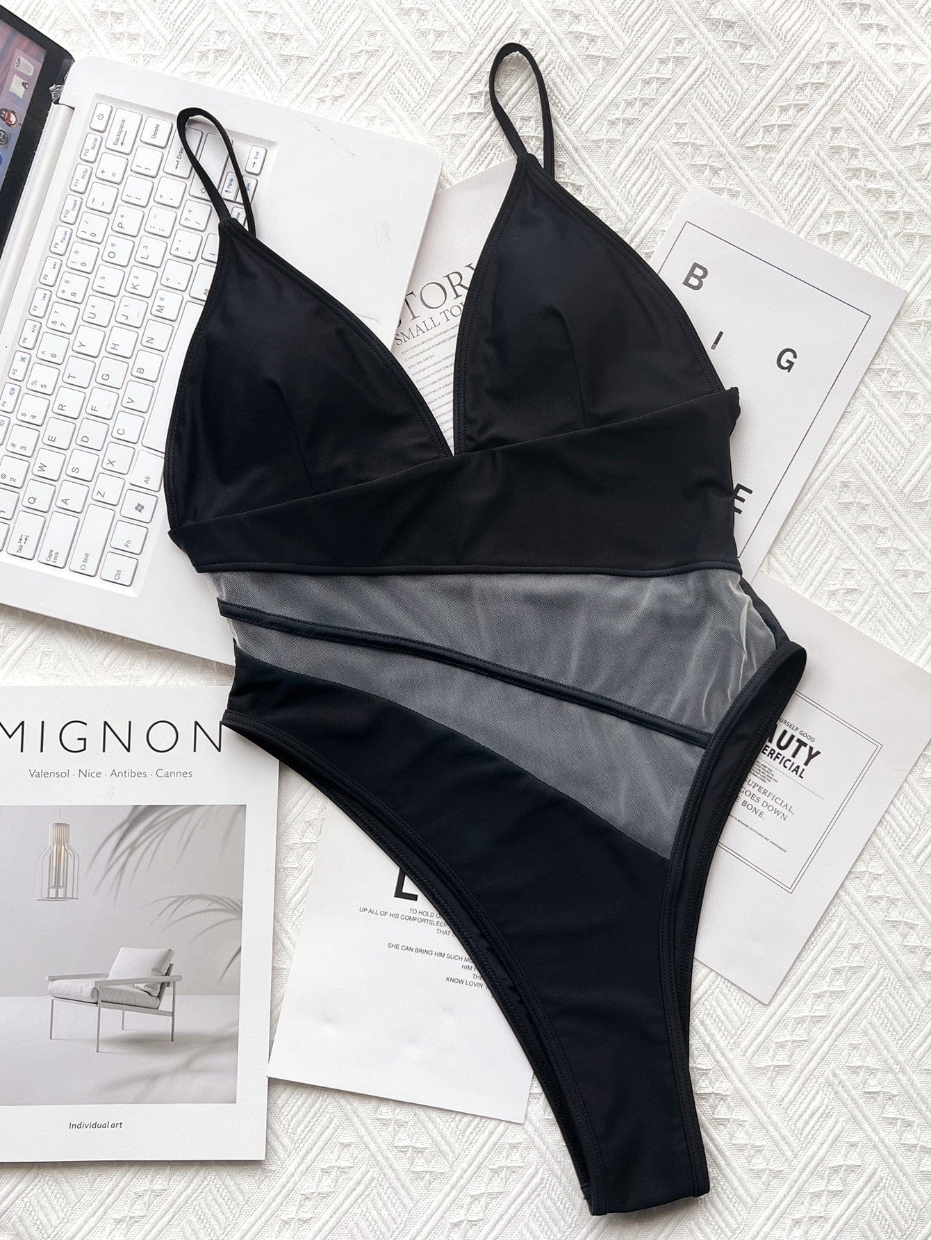 Maillot de bain une pièce avec découpe dans le dos