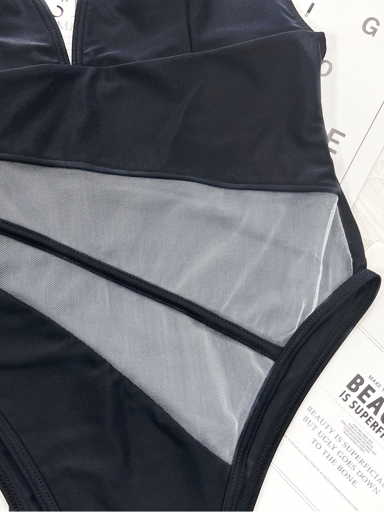 Maillot de bain une pièce avec découpe dans le dos