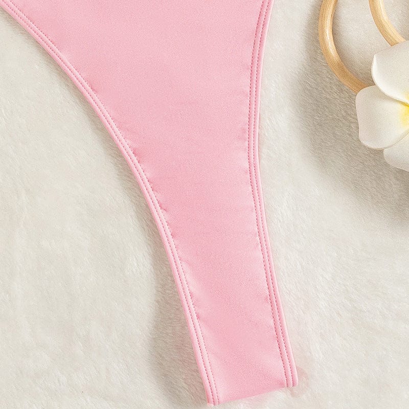 Maillot de bain une pièce avec un décolleté plongeant