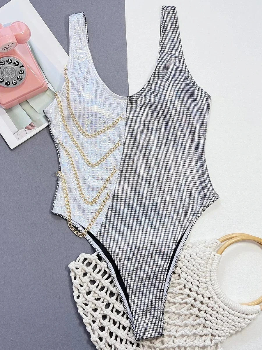 Maillot de bain une pièce avec des découpes sur les côtés