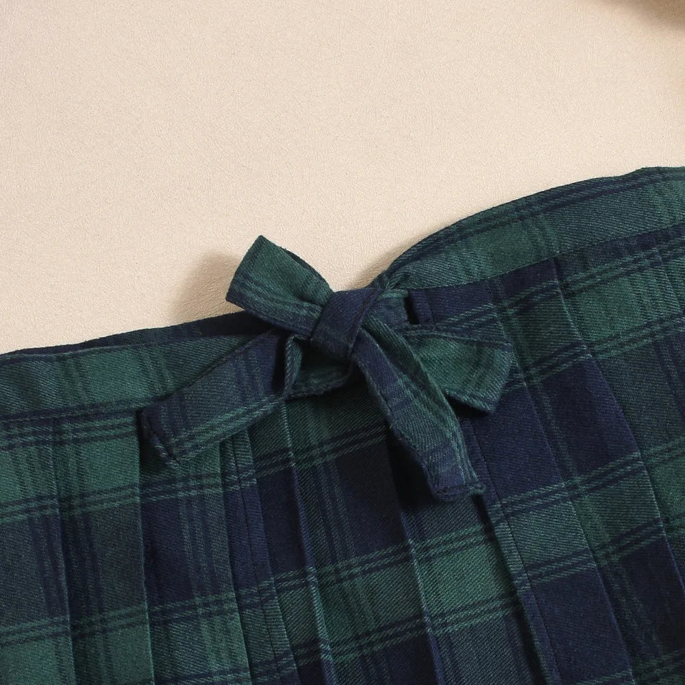 Ensemble de la tenue d'étudiante avec une jupe à carreaux à nouer.