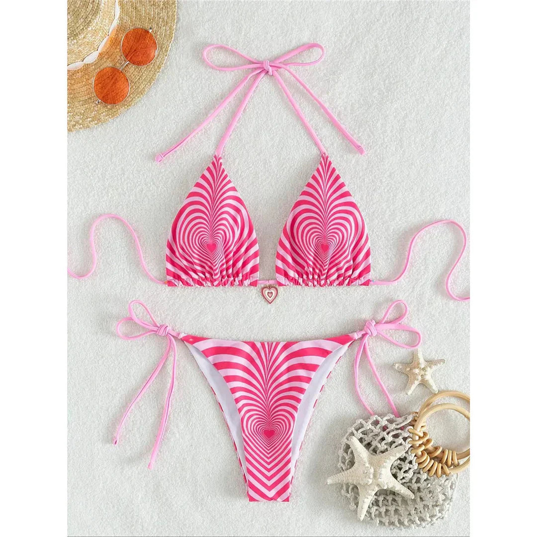 Maillot de bain deux pièces avec un motif hypnotisant de cœurs