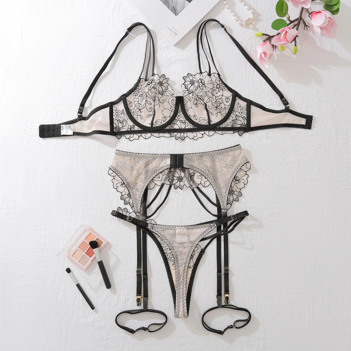 Ensemble de lingerie transparent avec des fleurs brodées