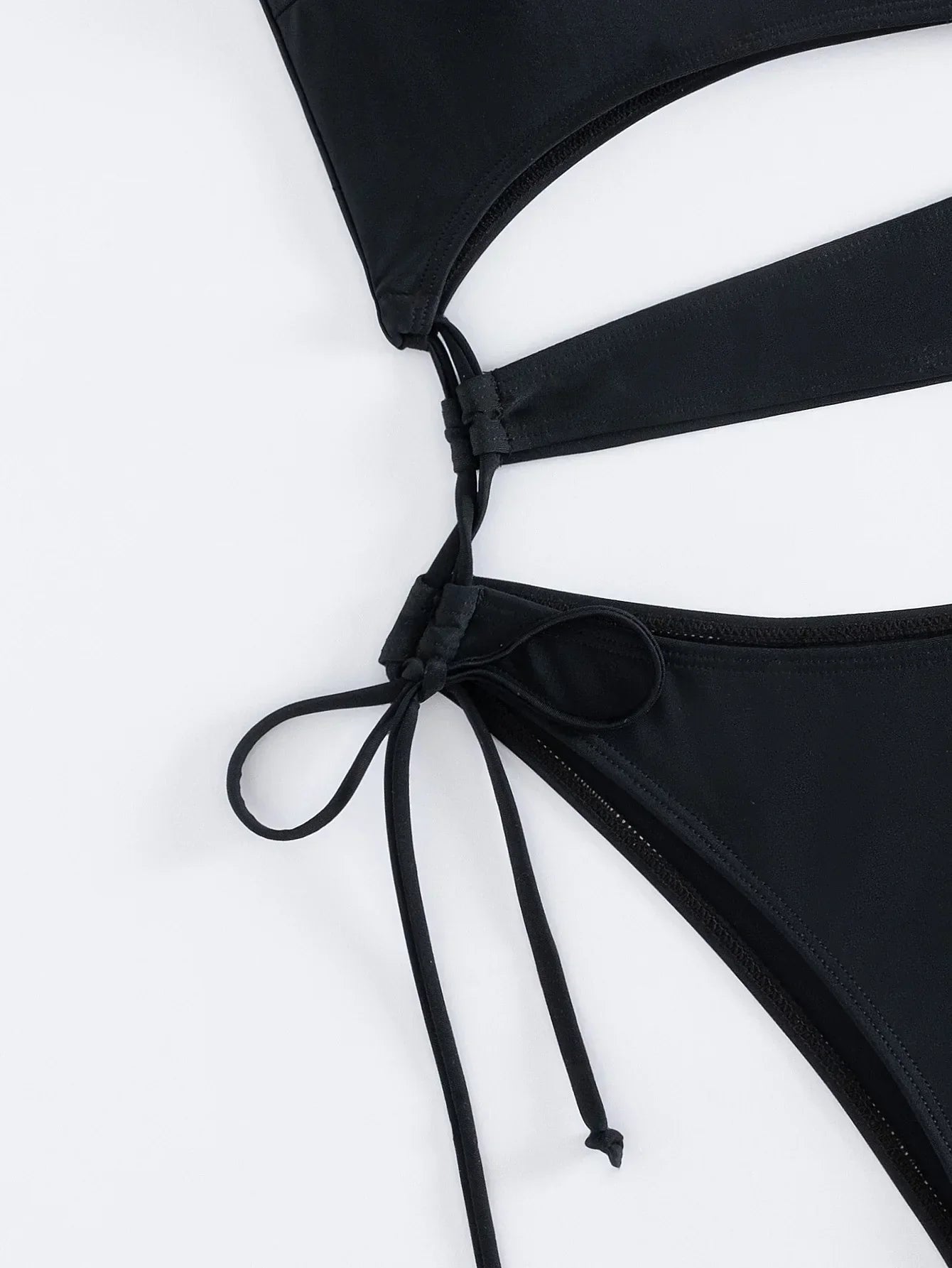 Monokini avec découpes et lien à la hanche