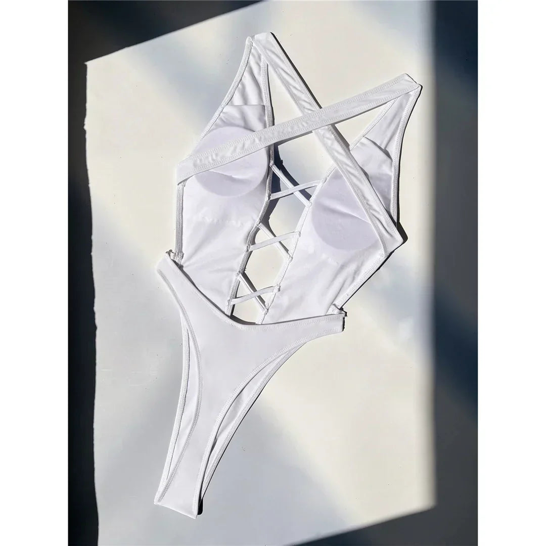 Maillot de bain une pièce avec des découpes audacieuses