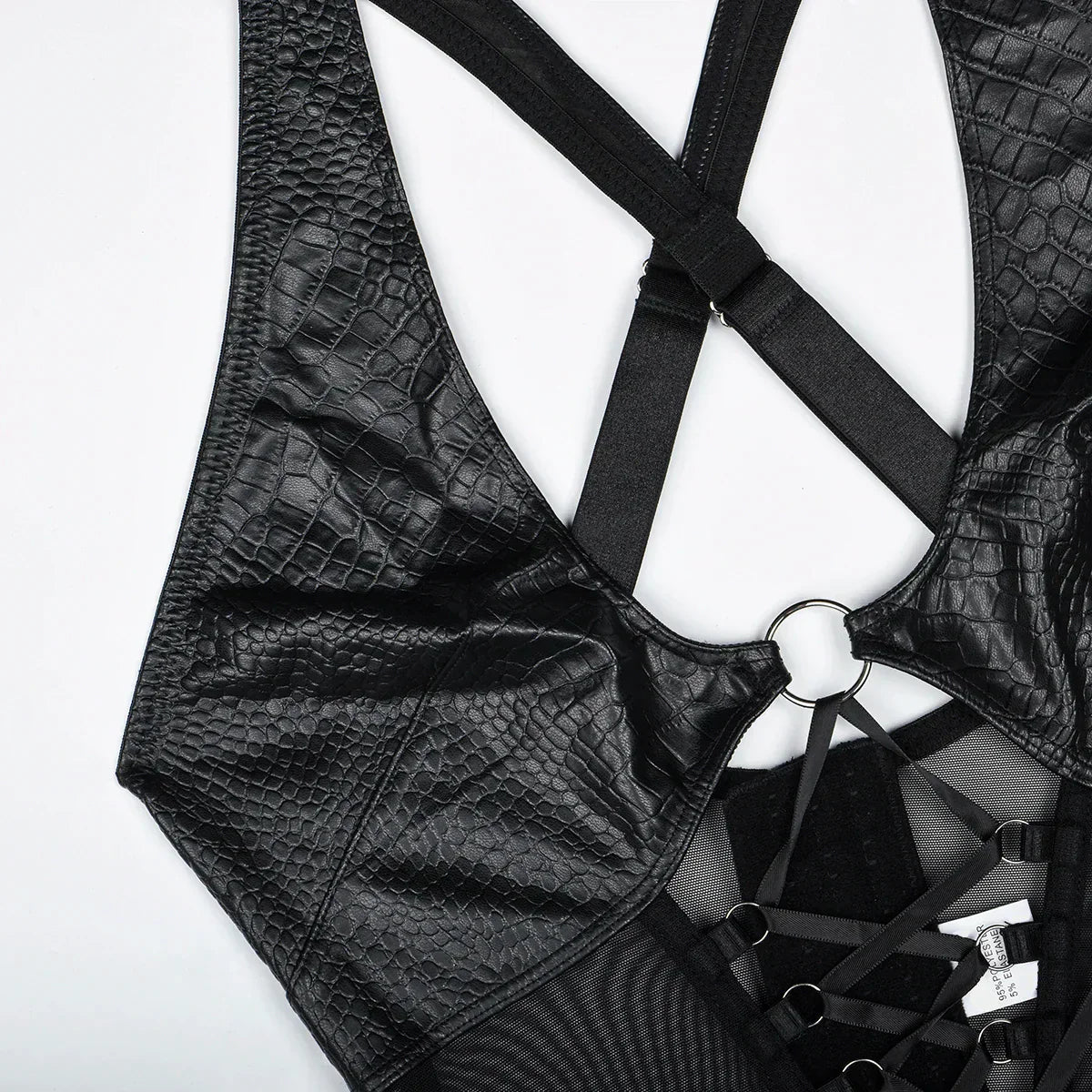 Ensemble de lingerie avec une jupe à liens décoratifs