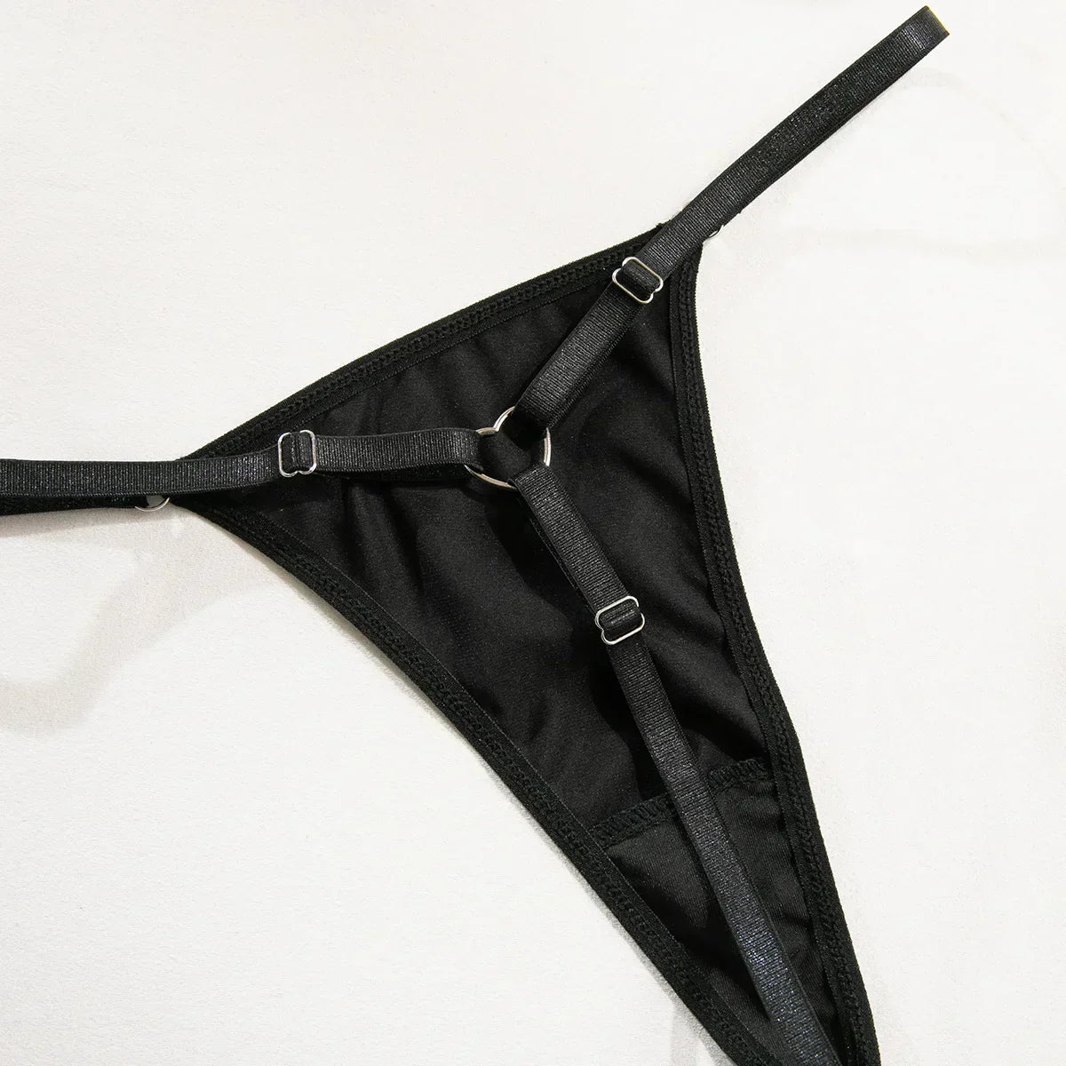 Ensemble de lingerie en satin avec des inserts en dentelle
