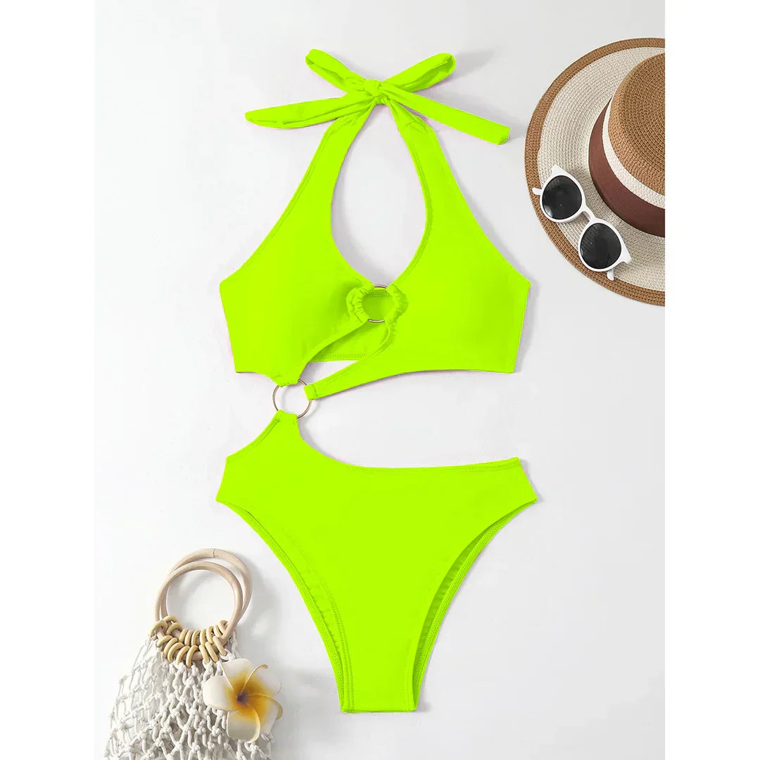 Monokini avec des anneaux dorés décoratifs