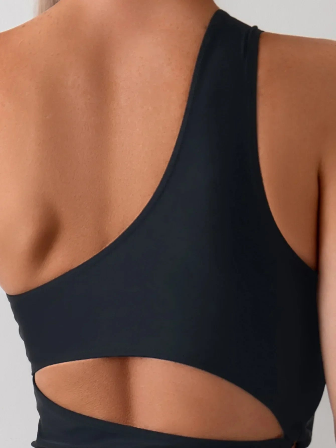 Monokini avec découpes et lien à la hanche