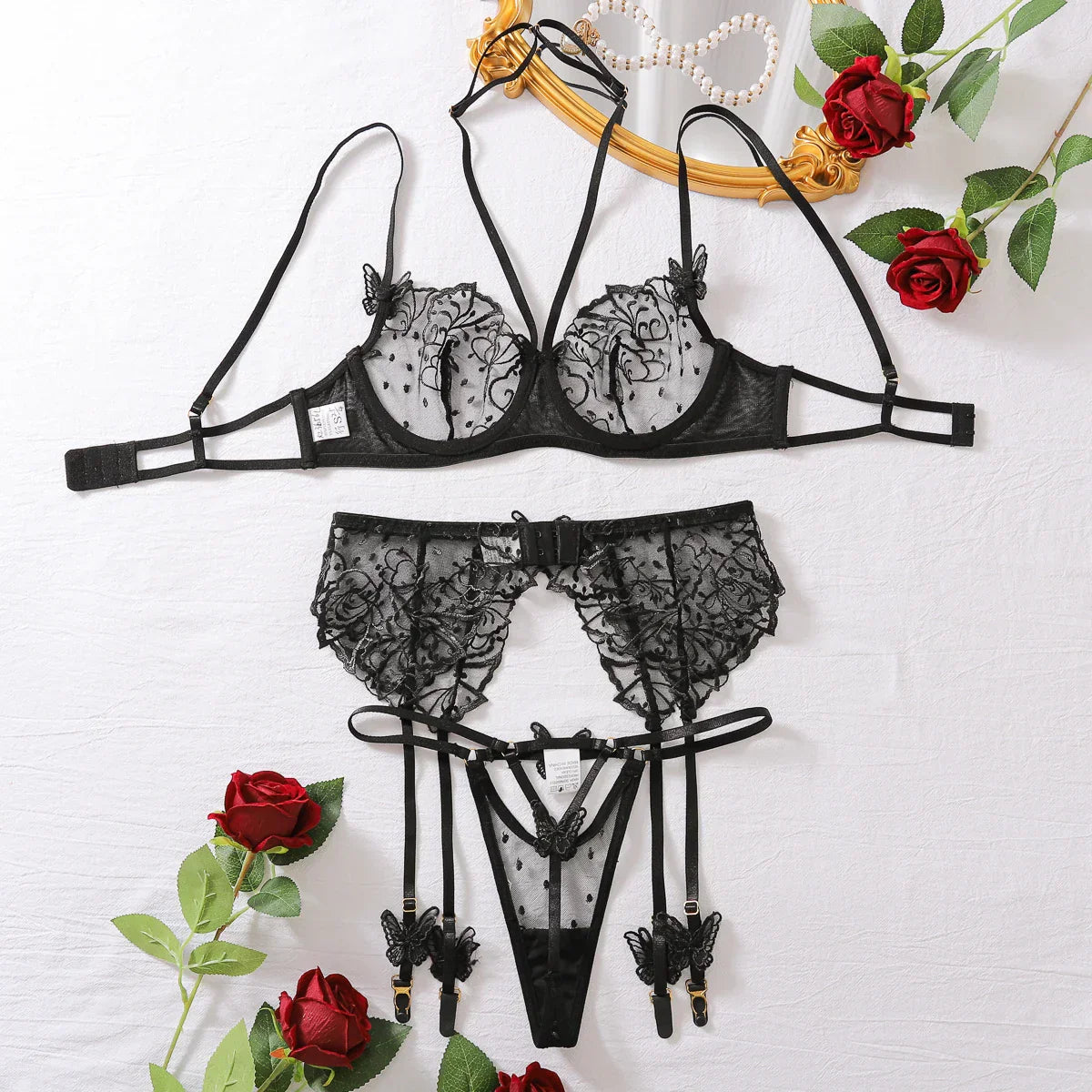Ensemble de lingerie avec des papillons décoratifs
