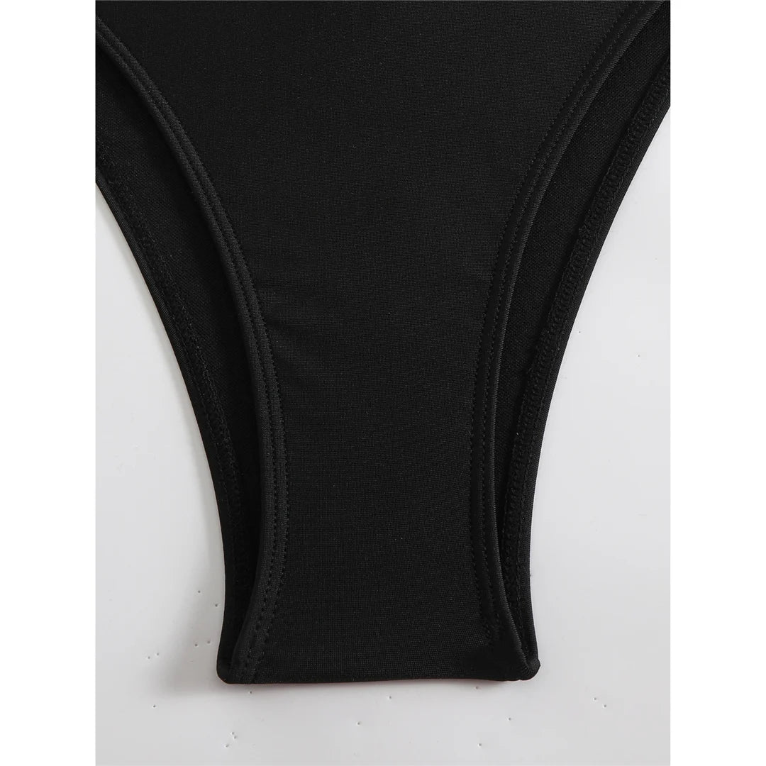 Monokini avec de fortes découpes