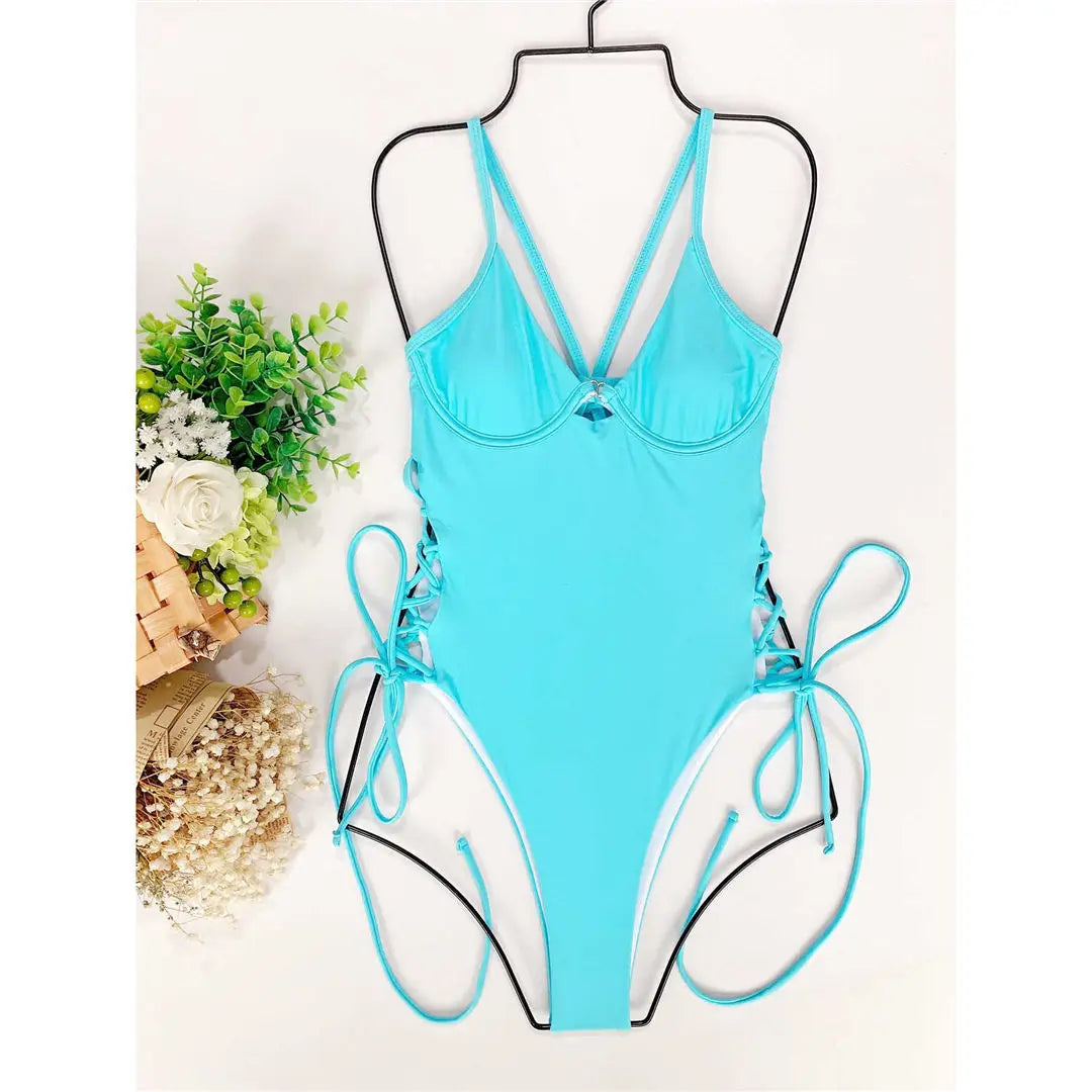 Maillot de bain une pièce avec des lacets sur les hanches
