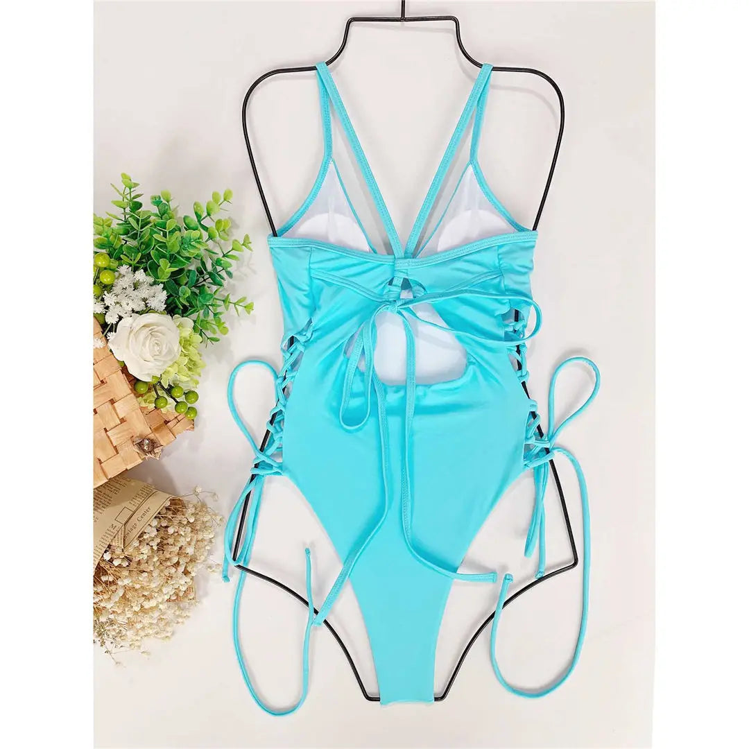 Maillot de bain une pièce avec des lacets sur les hanches