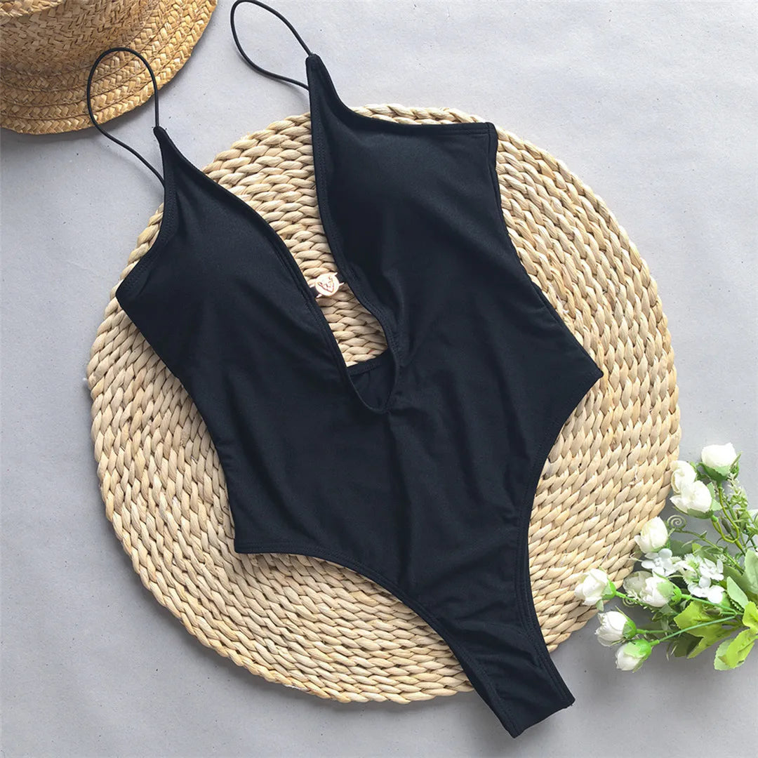 Maillot de bain une pièce avec un décolleté plongeant