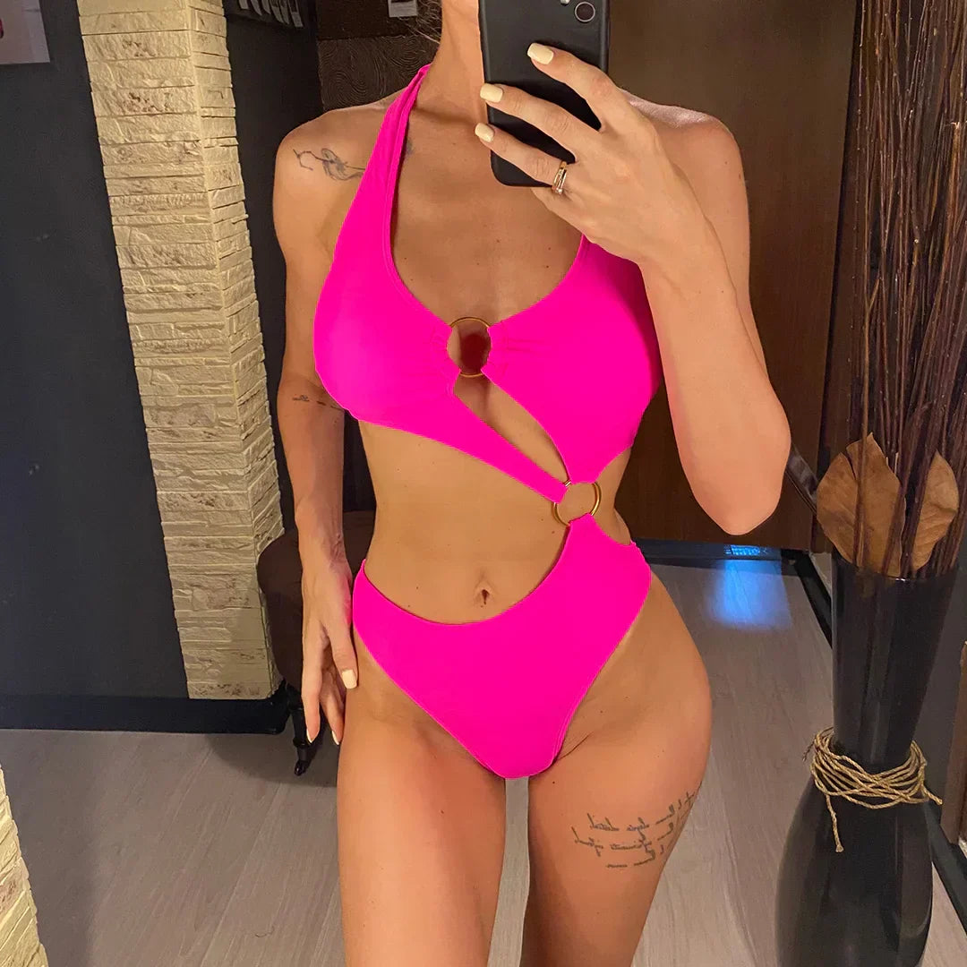 Monokini avec des anneaux dorés décoratifs