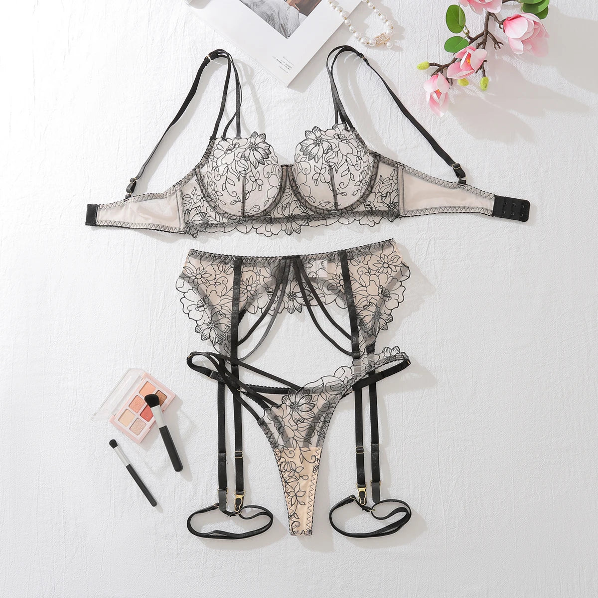 Ensemble de lingerie transparent avec des fleurs brodées