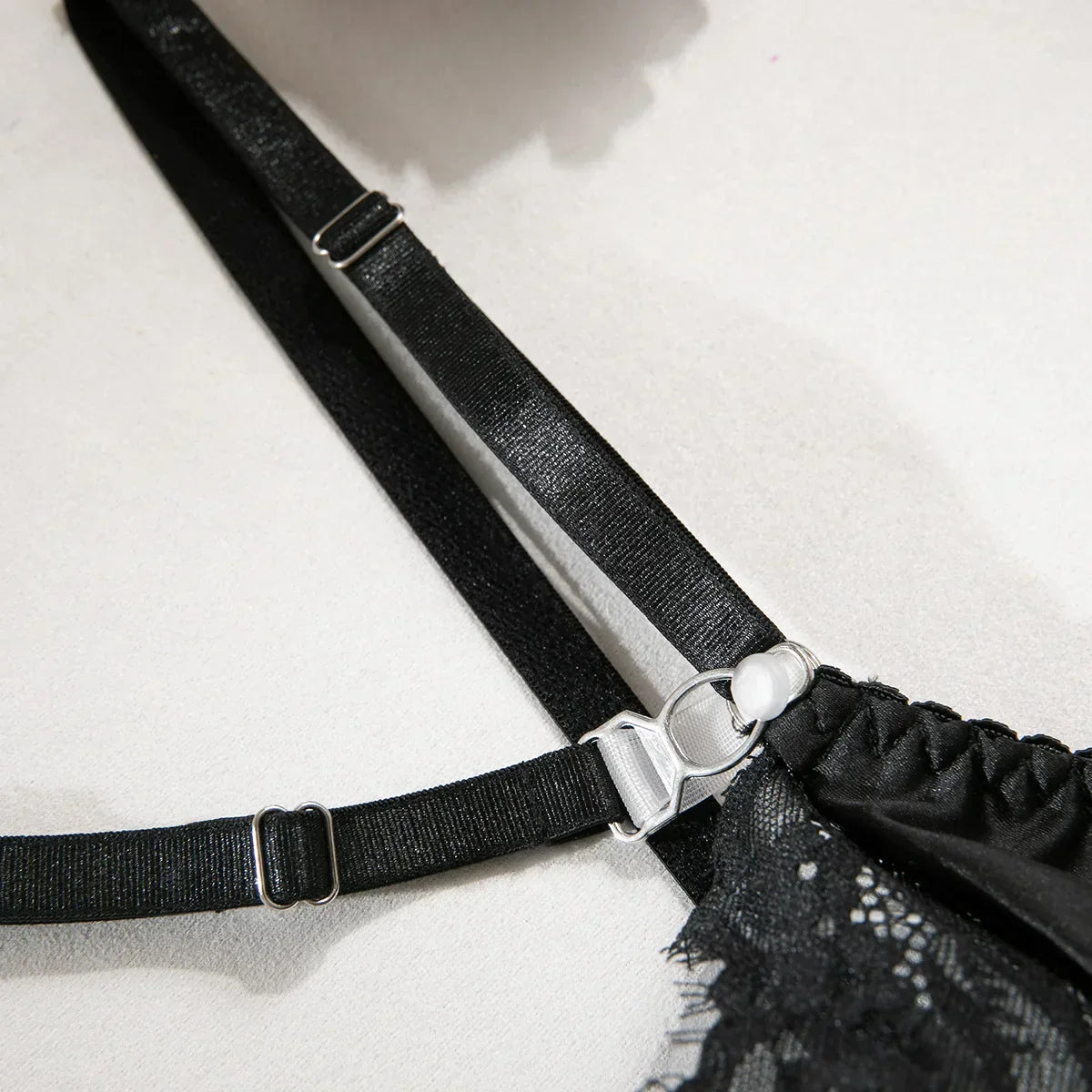 Ensemble de lingerie en satin avec des inserts en dentelle