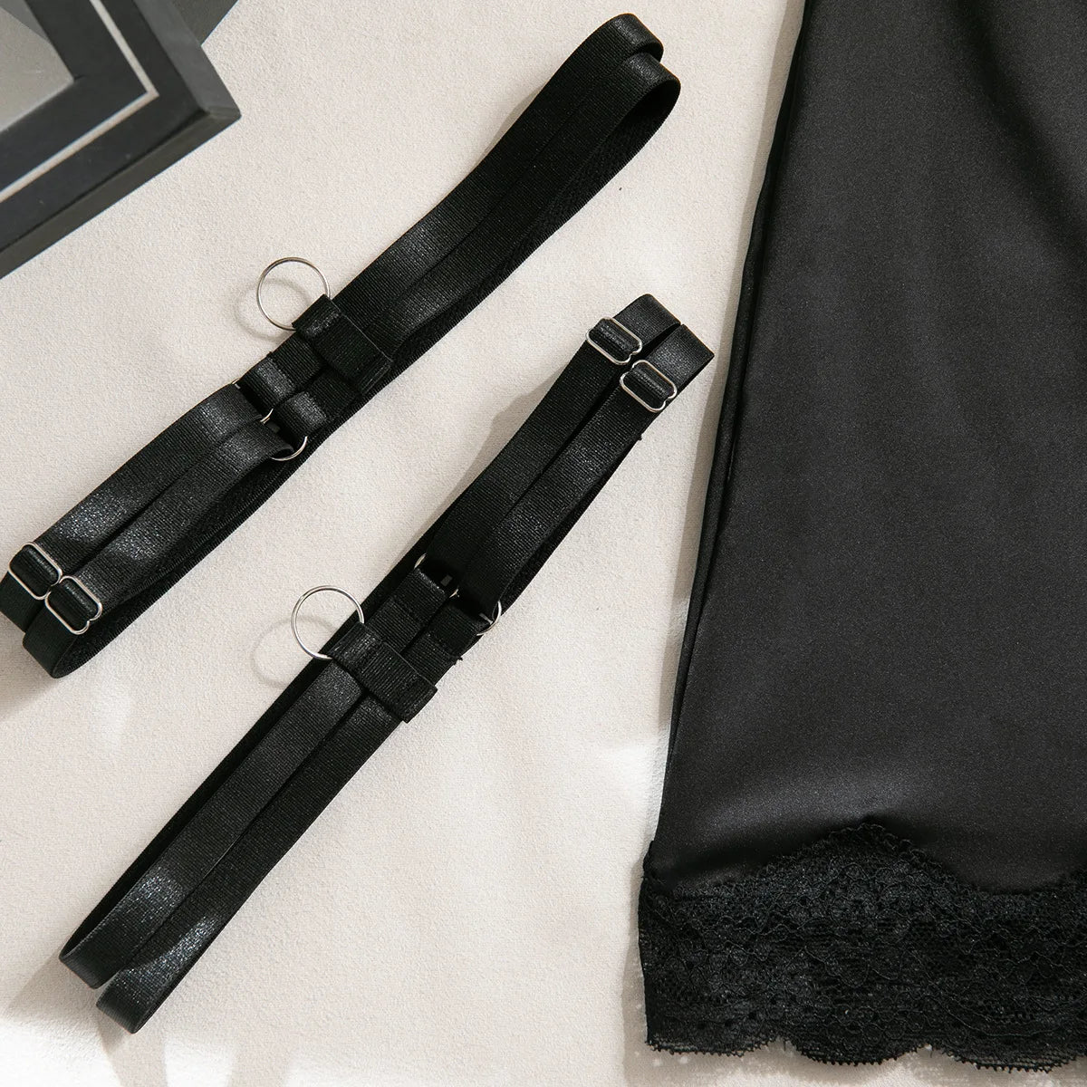 Ensemble de lingerie en satin avec des inserts en dentelle