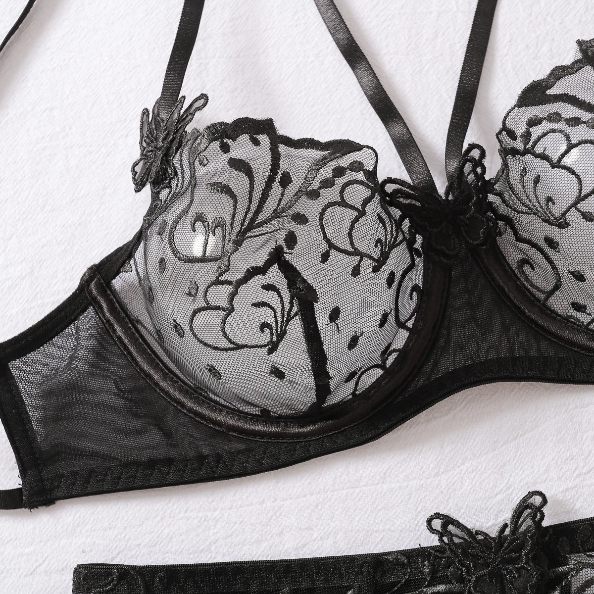 Ensemble de lingerie avec des papillons décoratifs