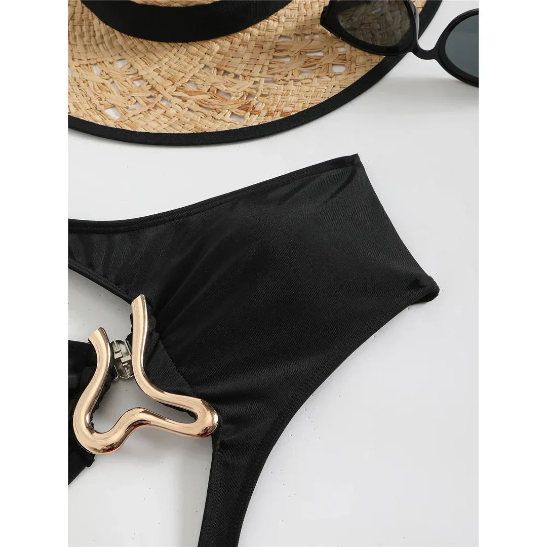 Monokini avec de fortes découpes