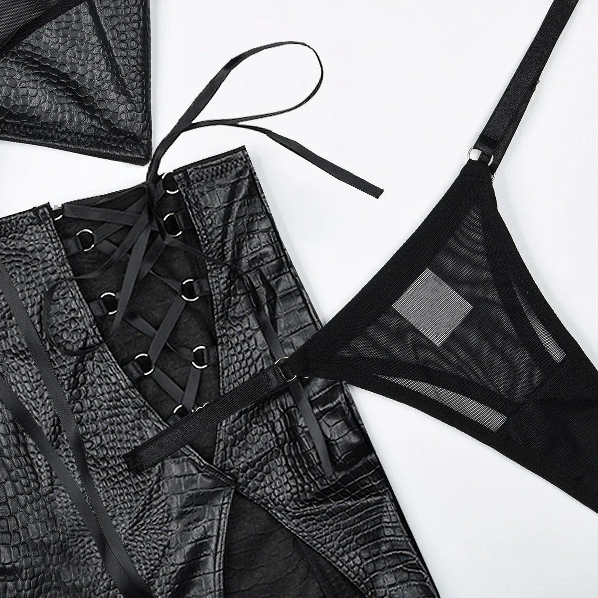 Ensemble de lingerie avec une jupe à liens décoratifs