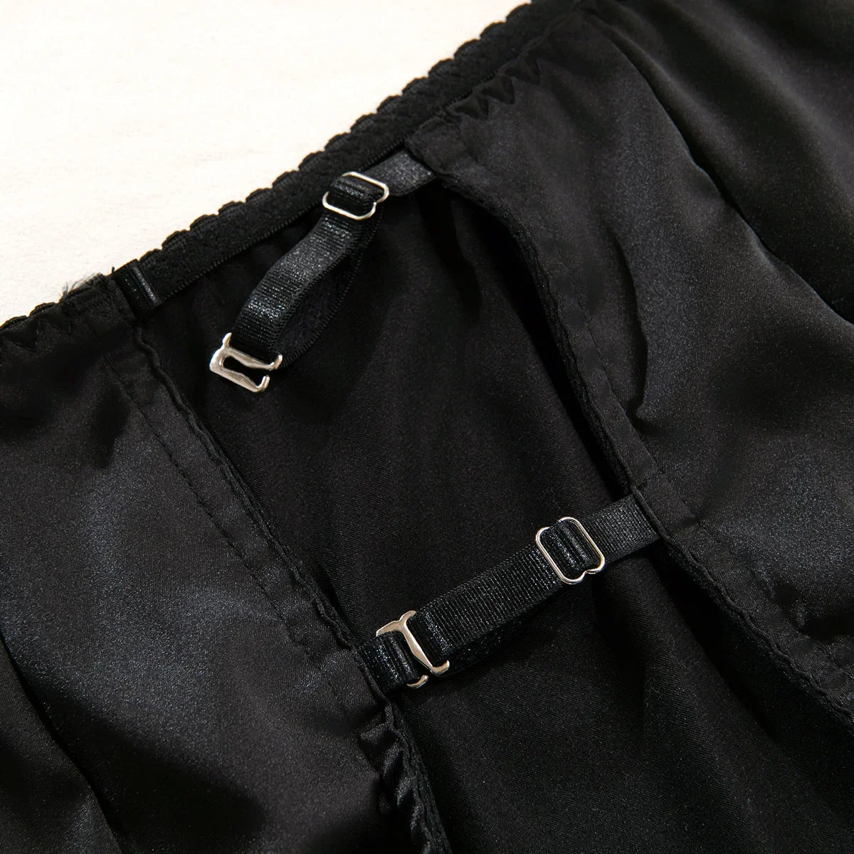 Ensemble de lingerie en satin avec des inserts en dentelle