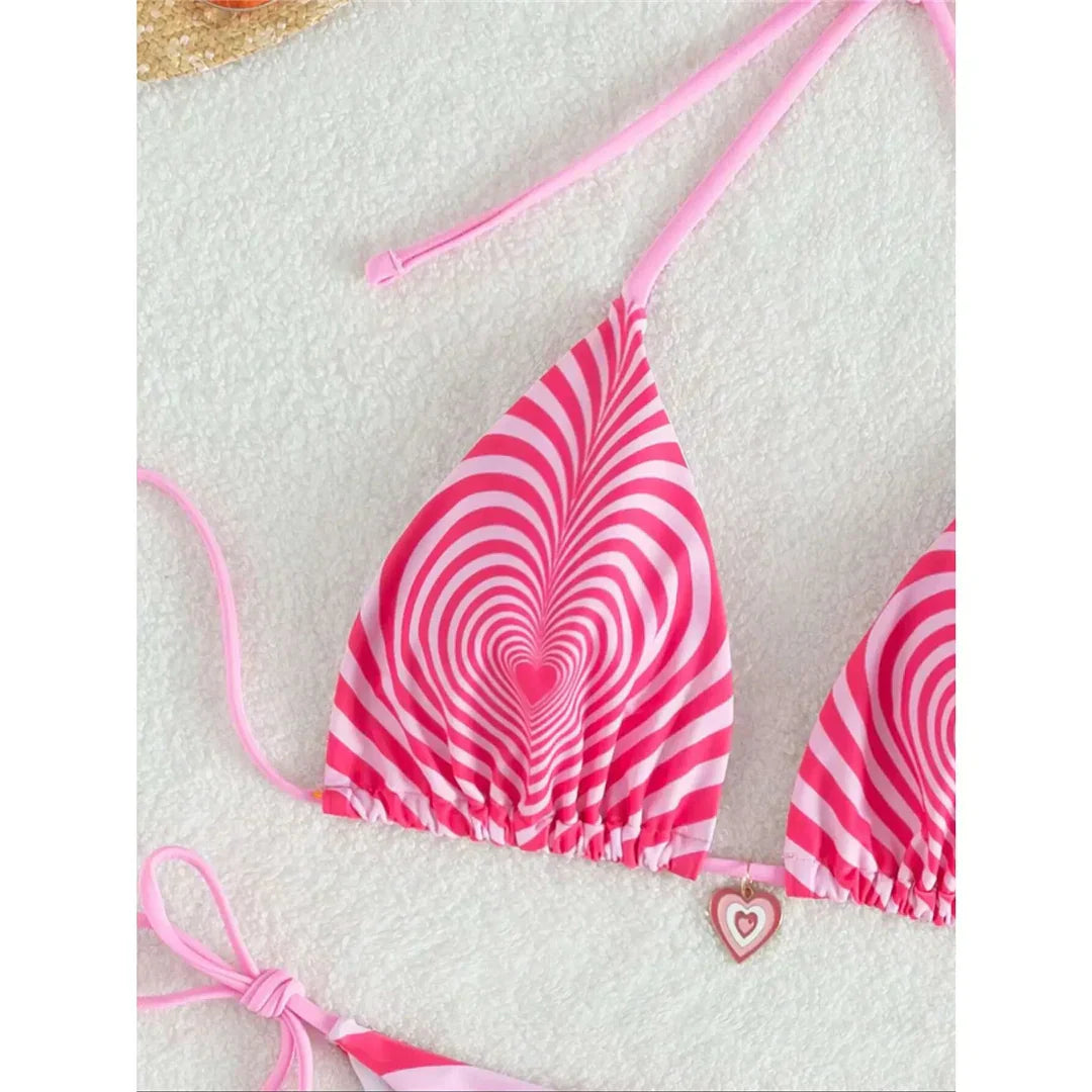 Maillot de bain deux pièces avec un motif hypnotisant de cœurs