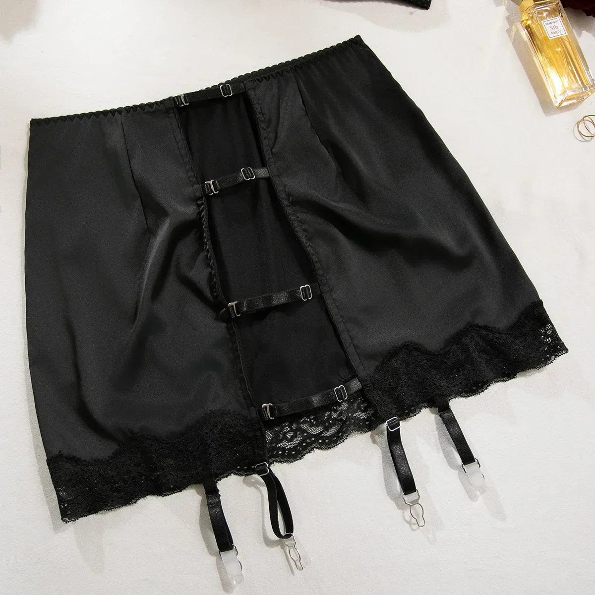 Ensemble de lingerie en satin avec des inserts en dentelle