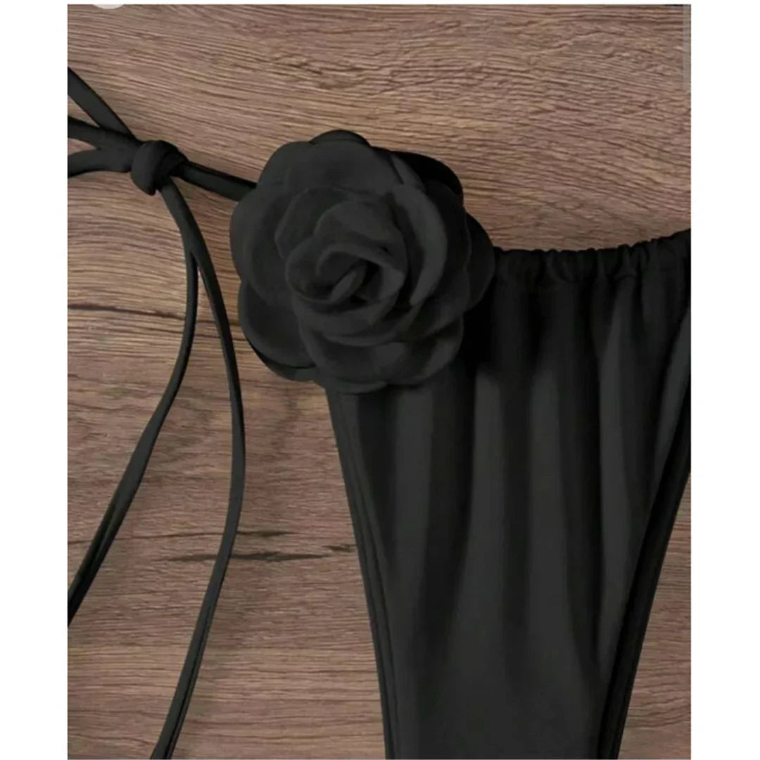 Maillot de bain deux pièces avec des roses sur le décolleté