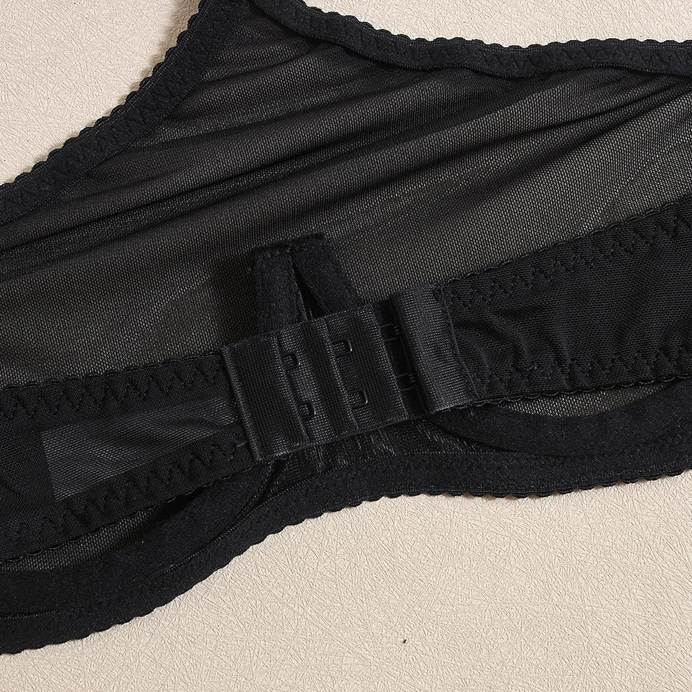 Ensemble de la tenue d'étudiante avec une jupe à carreaux à nouer.