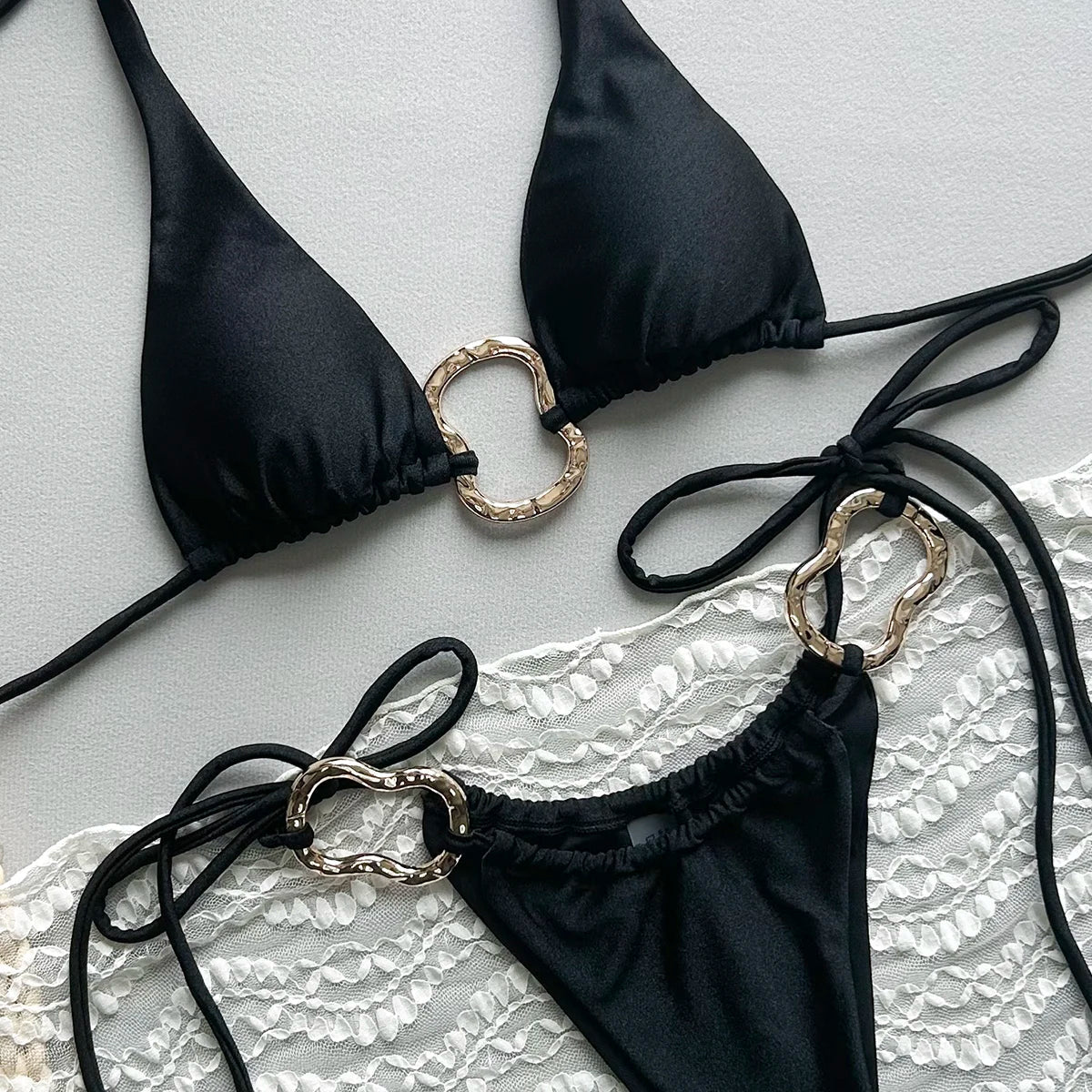 Maillot de bain deux pièces avec des bonnets triangulaires
