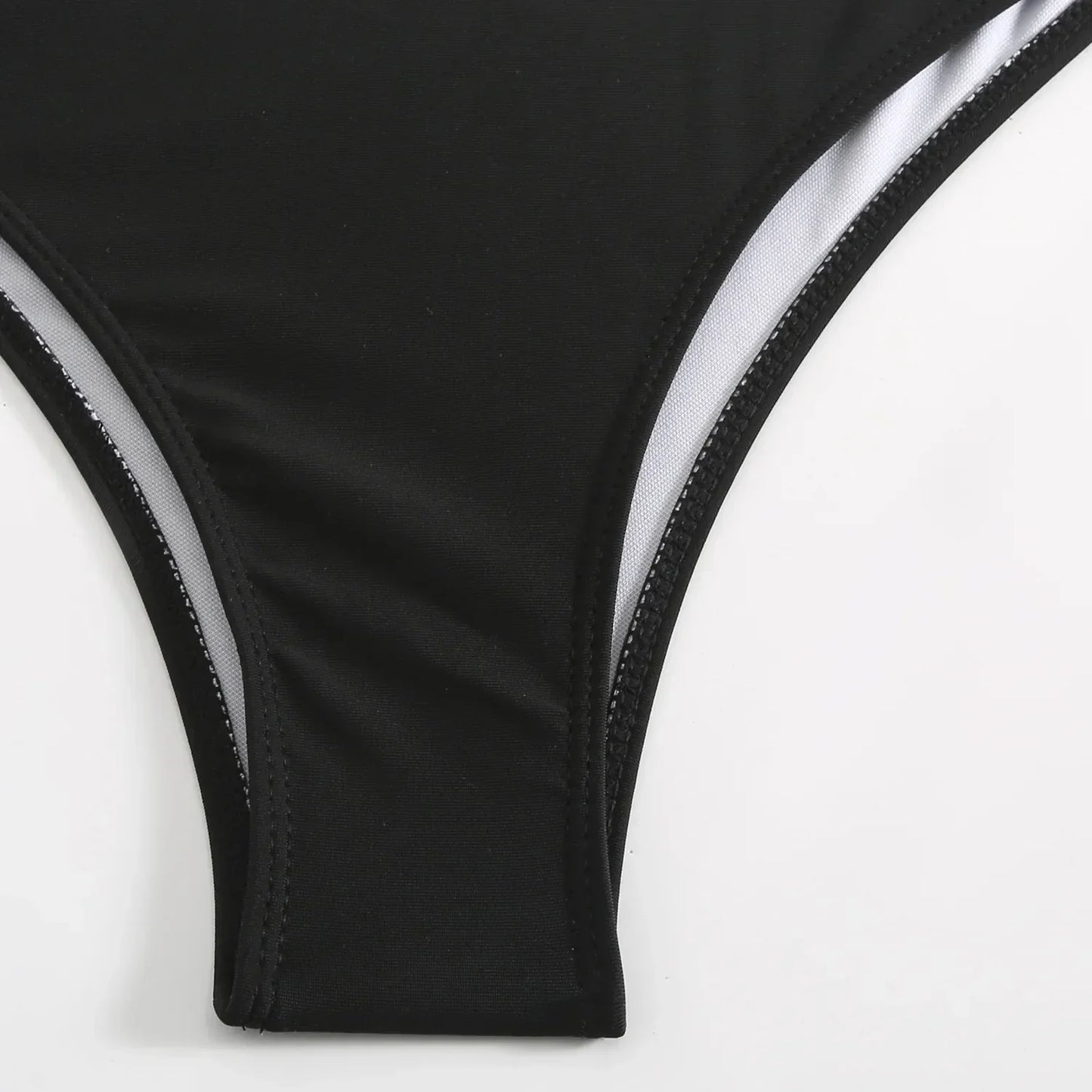 Maillot de bain deux pièces avec une jupe élégante
