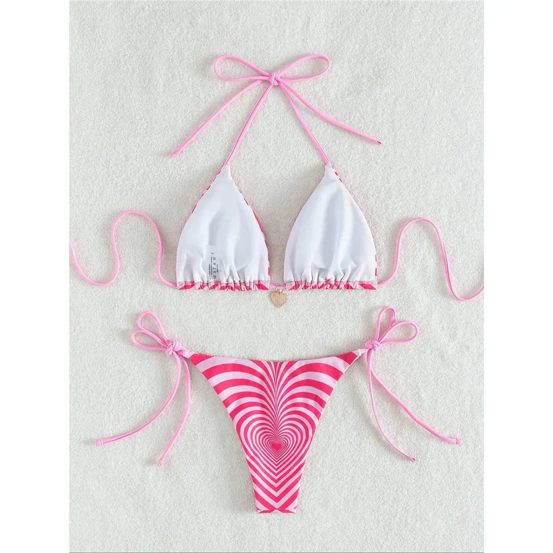 Maillot de bain deux pièces avec un motif hypnotisant de cœurs