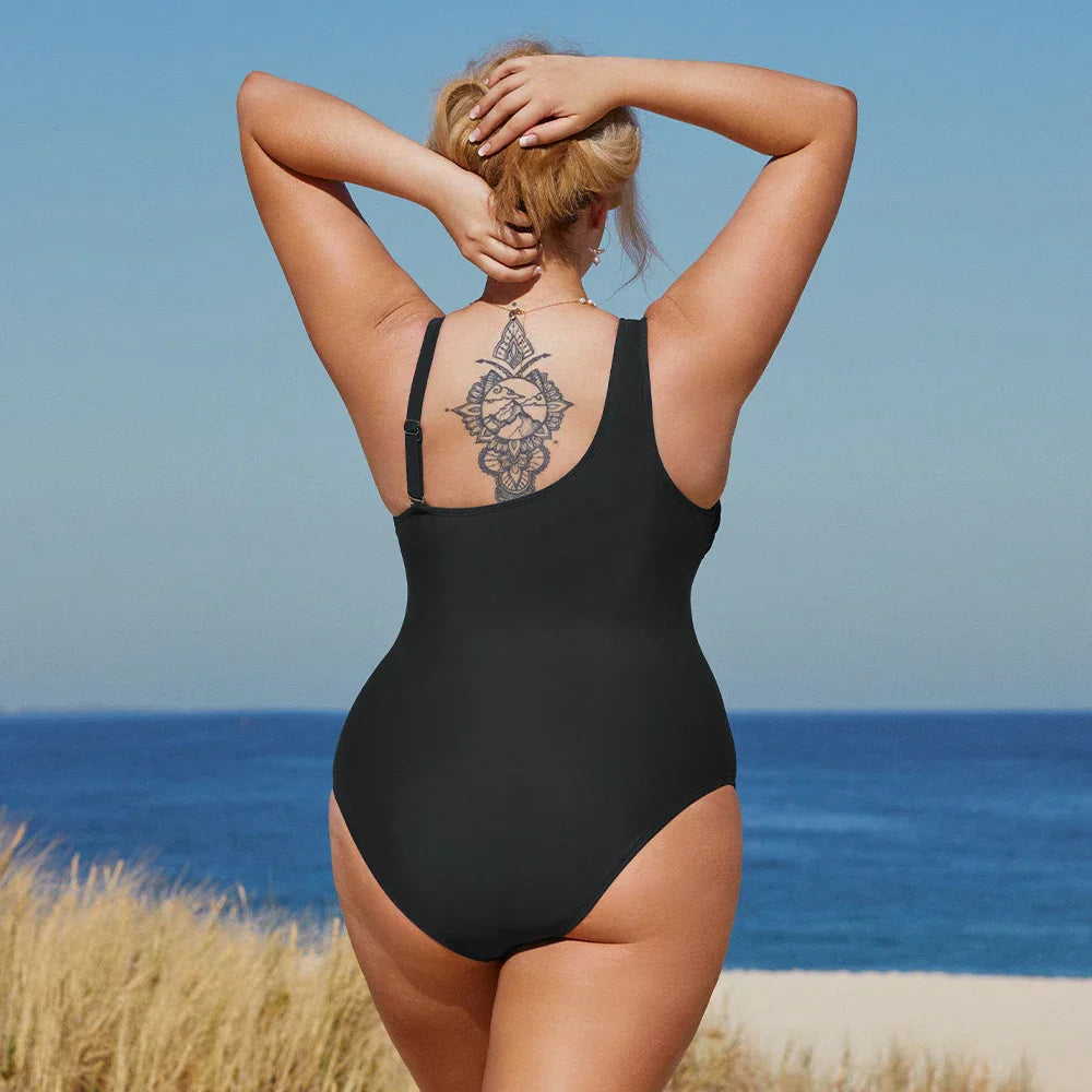 Maillot de bain grande taille avec une coupe asymétrique