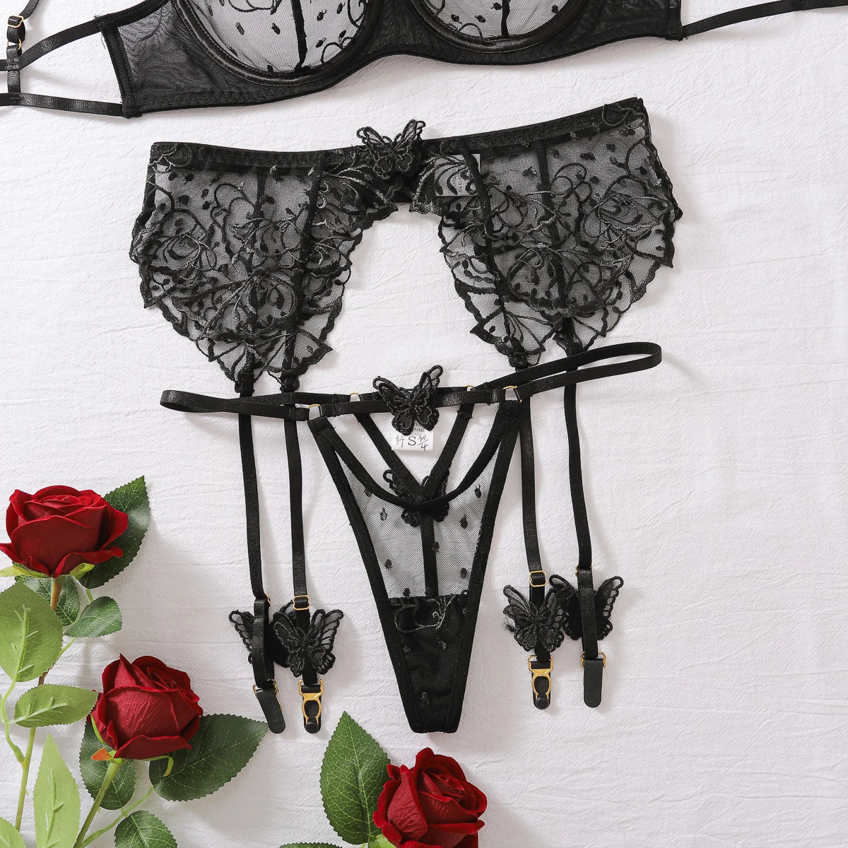 Ensemble de lingerie avec des papillons décoratifs