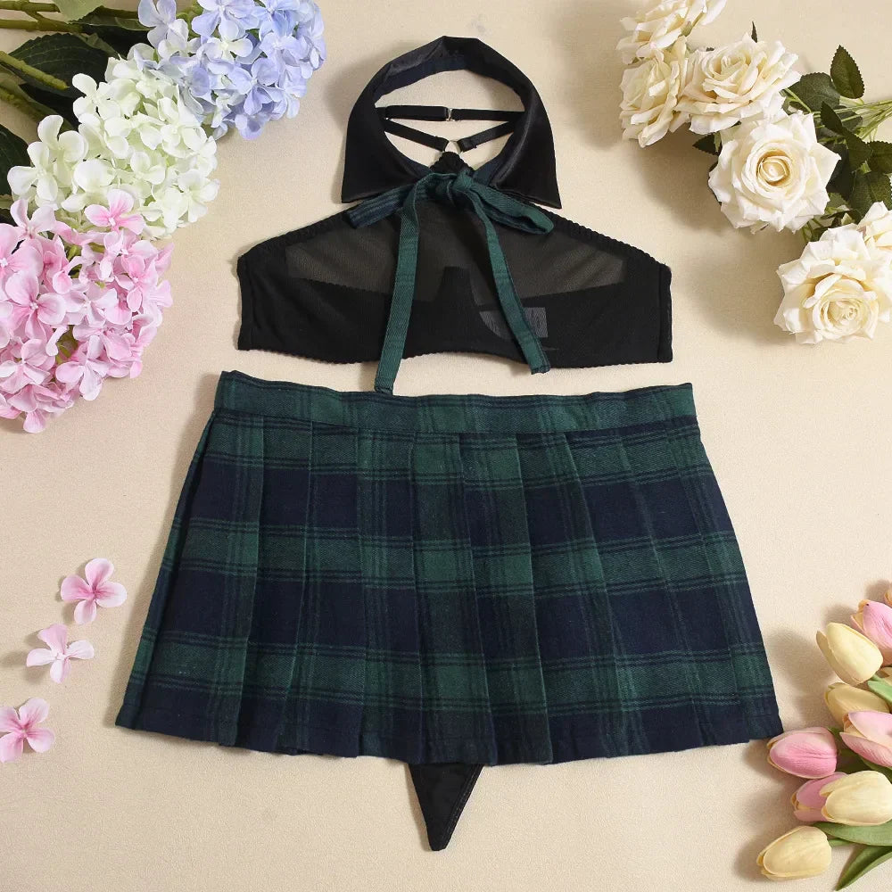 Ensemble de la tenue d'étudiante avec une jupe à carreaux à nouer.
