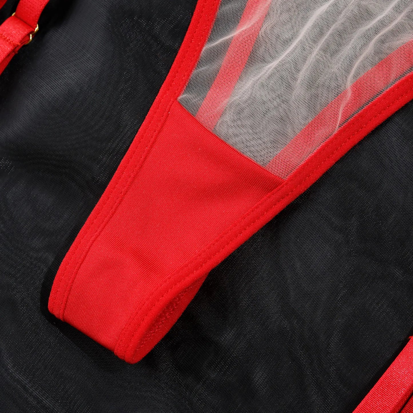 Ensemble de lingerie transparent avec découpe géométrique du soutien-gorge