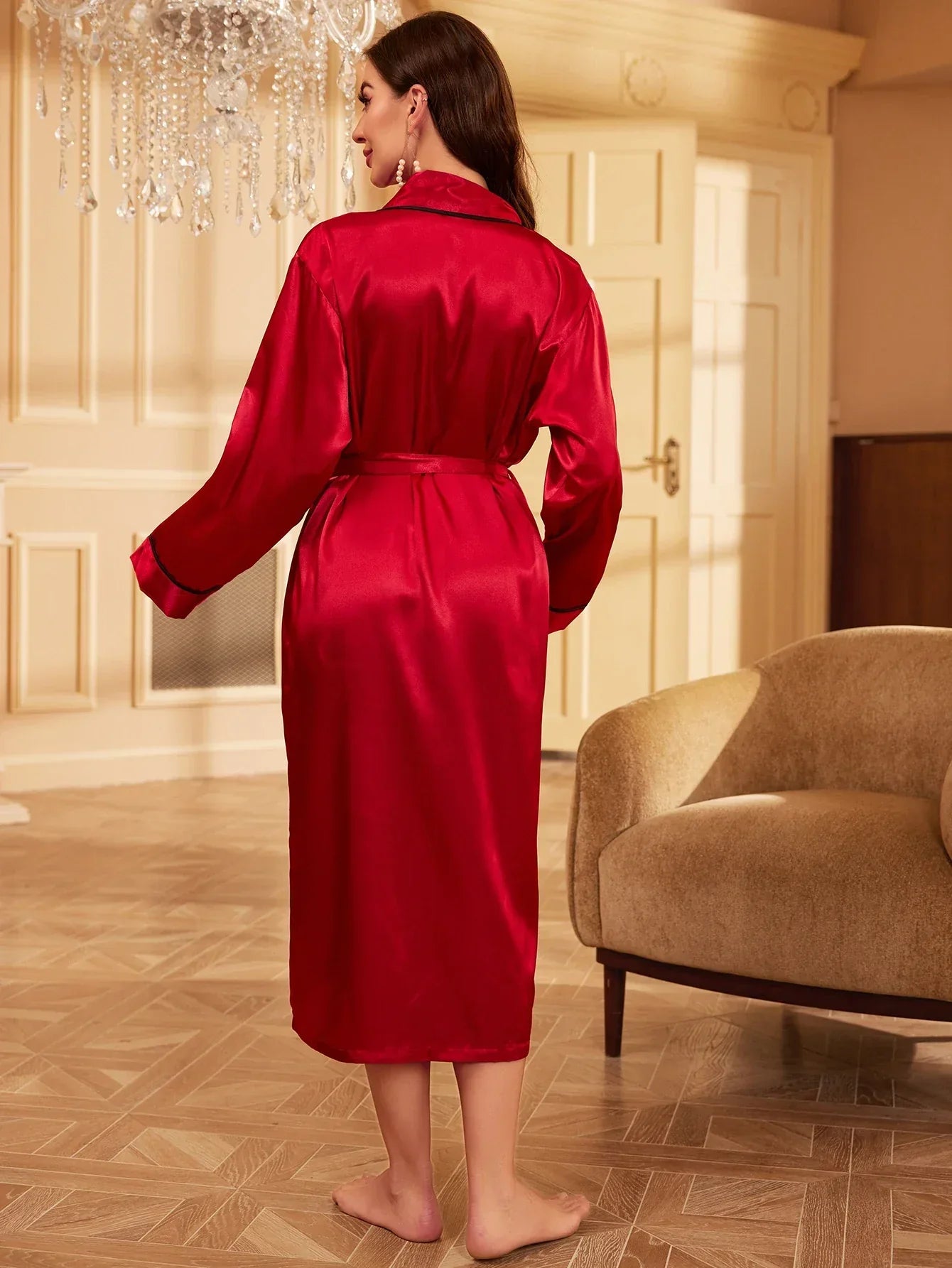 Long bathrobe with tie at the waist